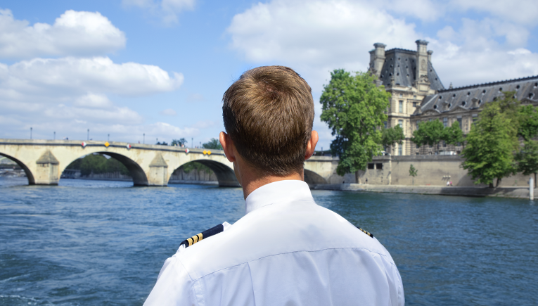 Recruitment Batobus - captain watching the Seine